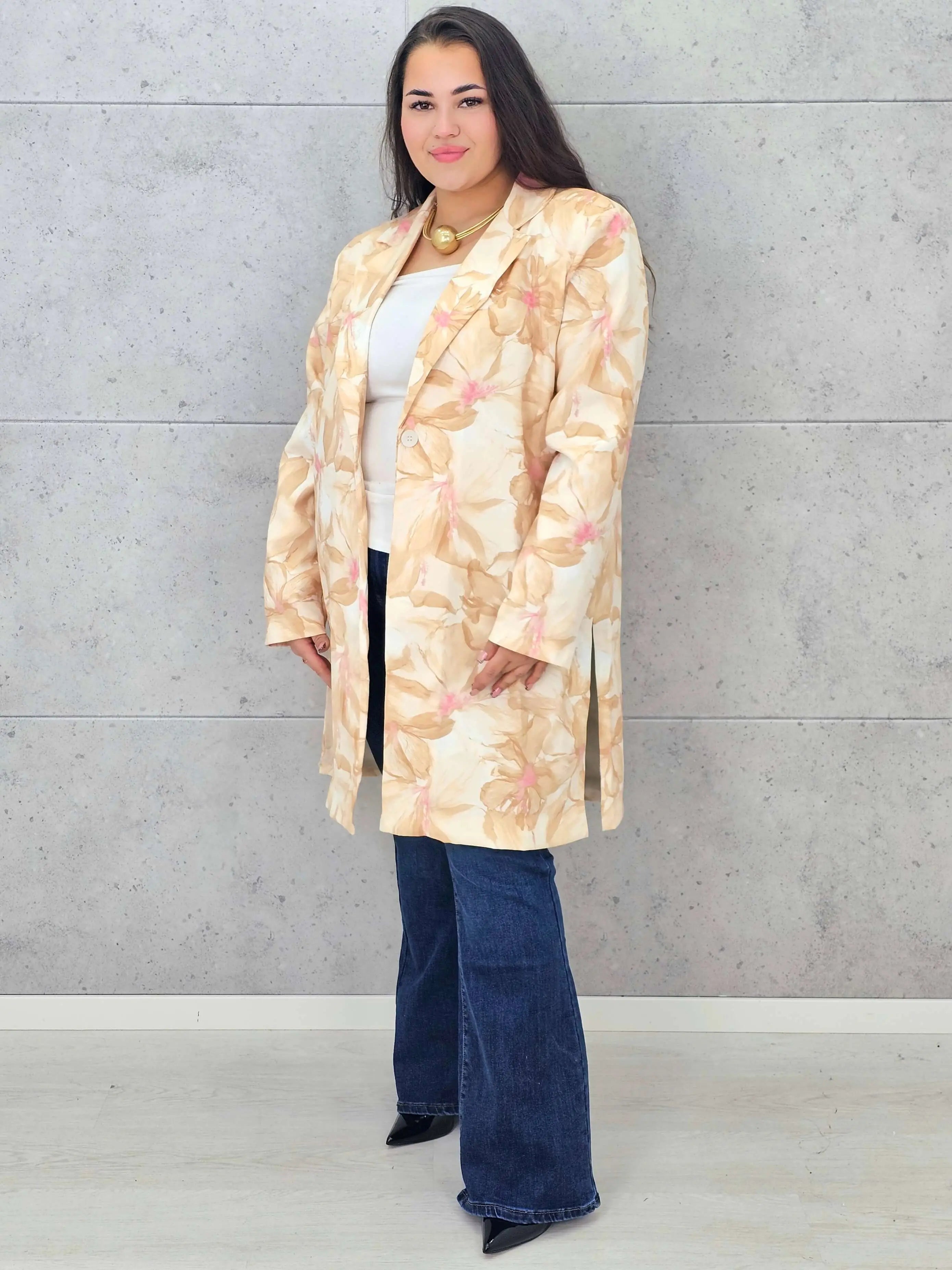 Marynarka plus size – lekka narzutka z subtelnym kwiatowym motywem XXL Stylowa XL