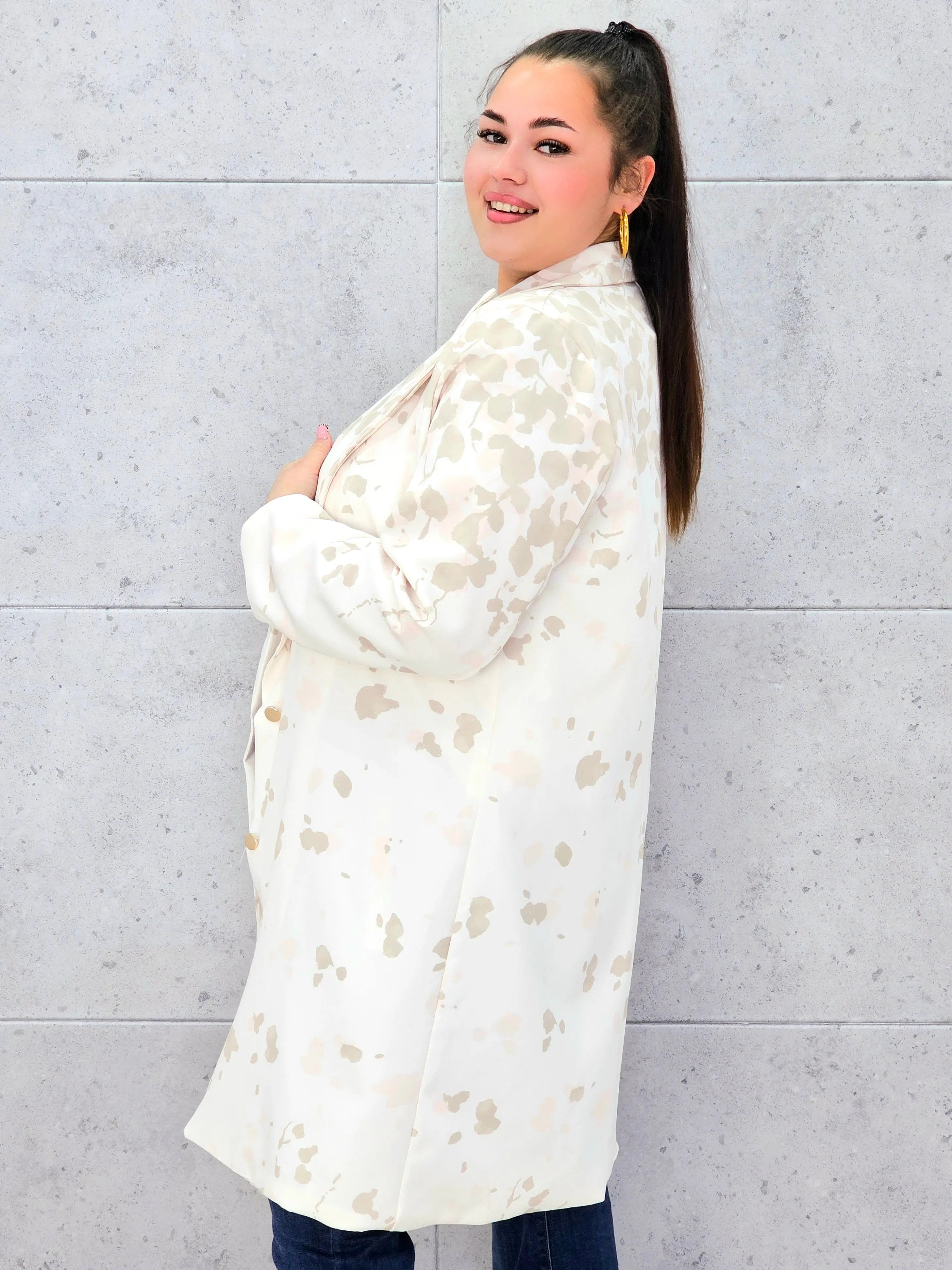 Marynarka plus size w nowoczesny wzór – elegancja, która przyciąga spojrzenia Stylowa XL