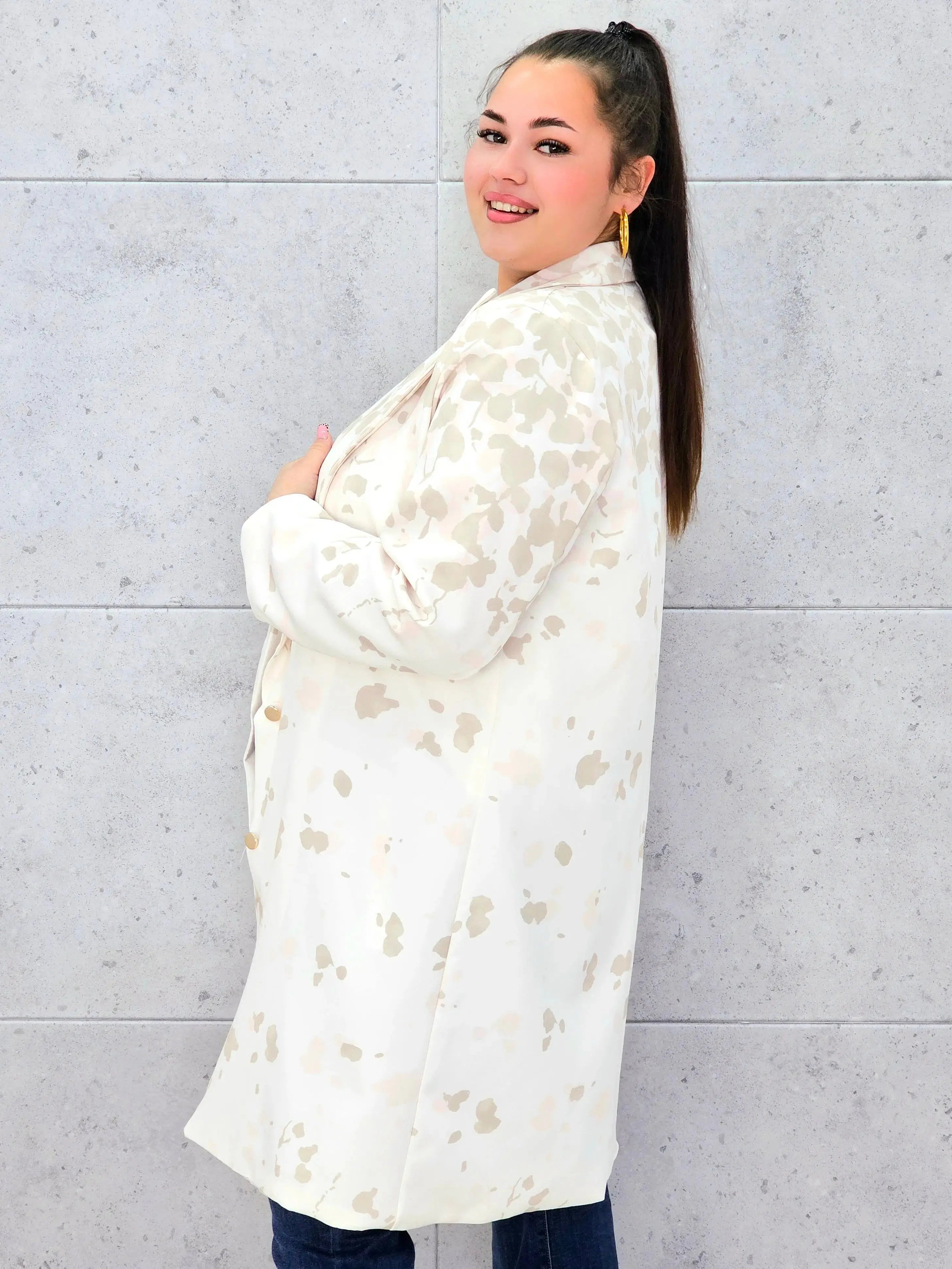 Marynarka plus size w nowoczesny wzór – elegancja, która przyciąga spojrzenia Stylowa XL