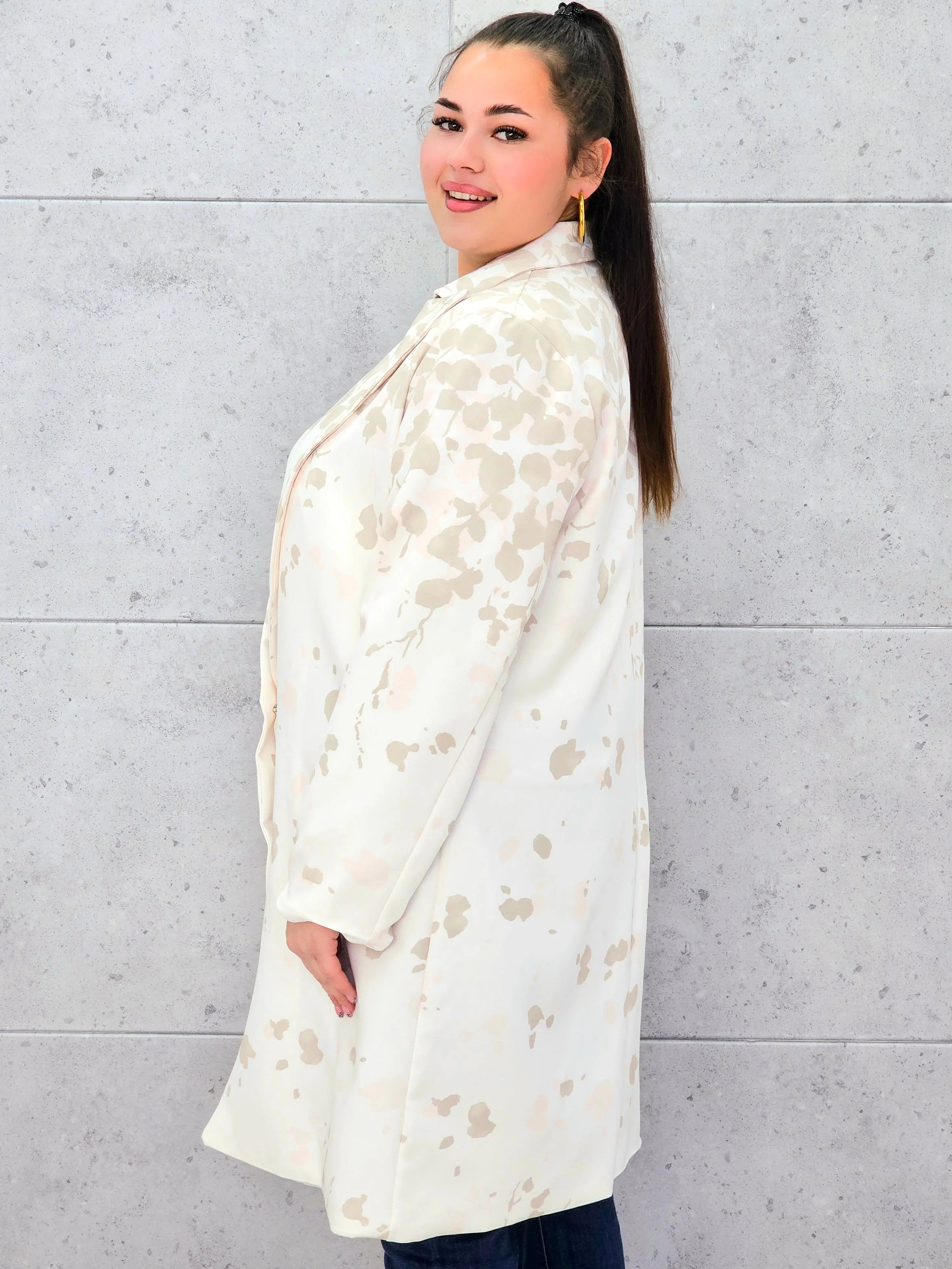 Marynarka plus size w nowoczesny wzór – elegancja, która przyciąga spojrzenia Stylowa XL