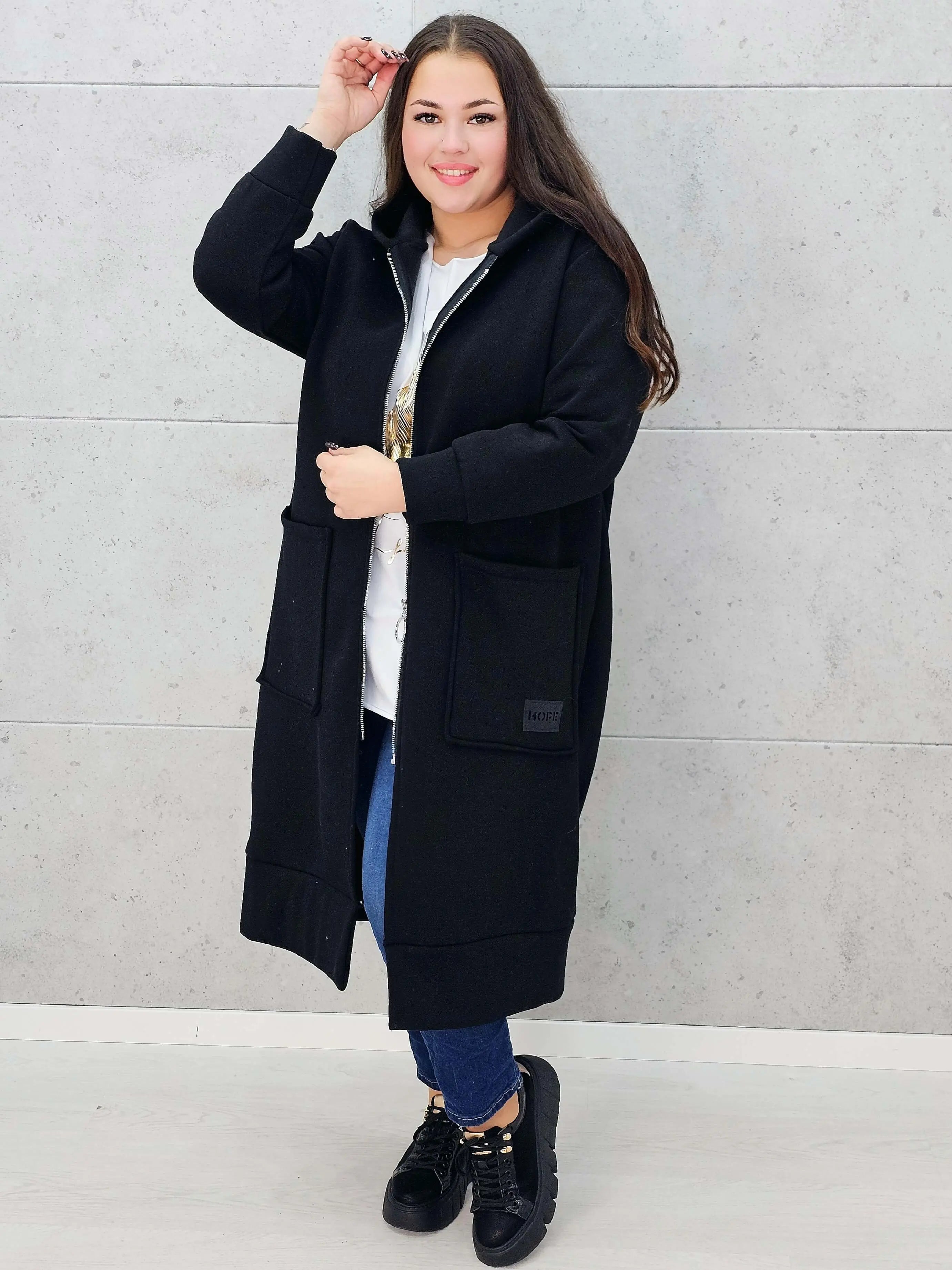 bluza plus size czarna z zamkiem i kieszeniami – widok z boku rozpięty 