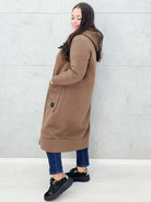 bluza plus size brąz z zamkiem i kieszeniami bok 