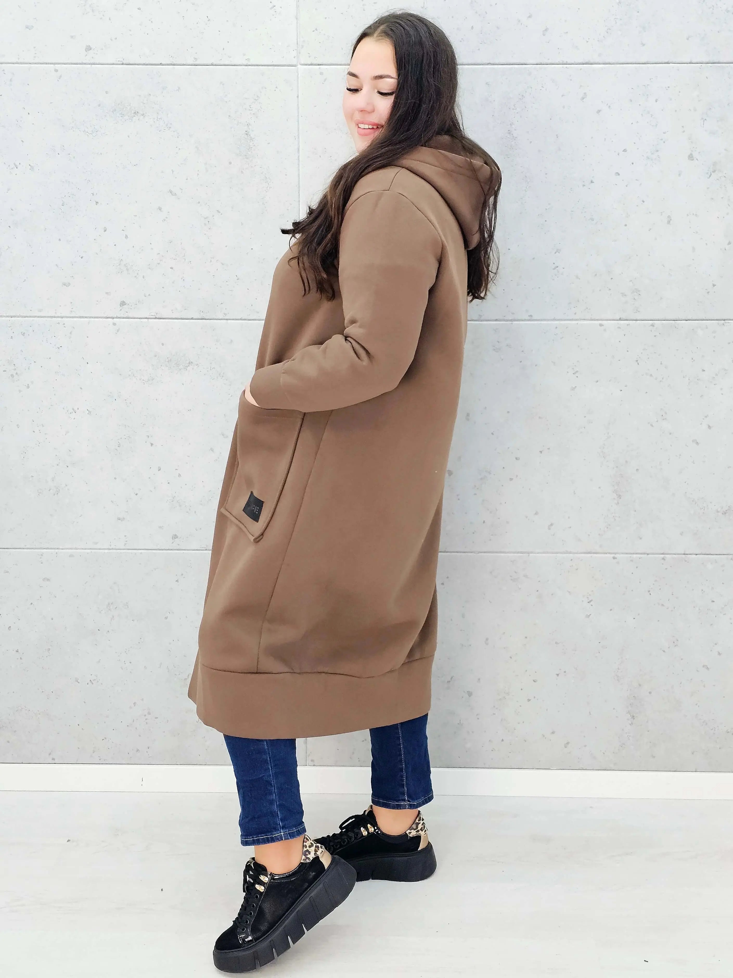 bluza plus size brąz z zamkiem i kieszeniami bok 