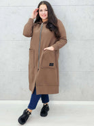 bluza plus size brąz z zamkiem i kieszeniami zapięta 