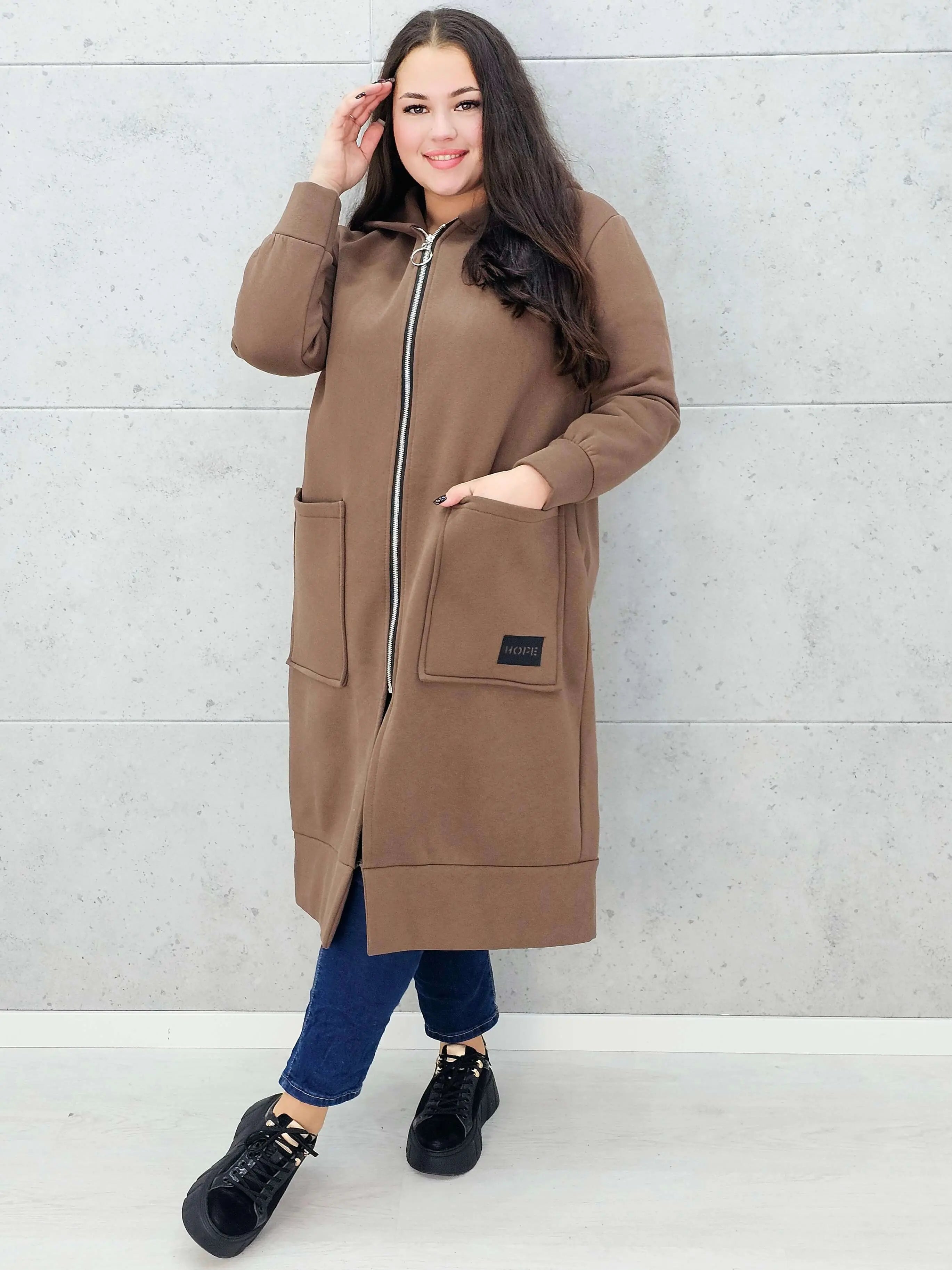 bluza plus size brąz z zamkiem i kieszeniami zapięta 
