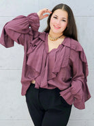 śliwkowa bluzka z falbanami plus size Stylowa XL – zapinana na guziki