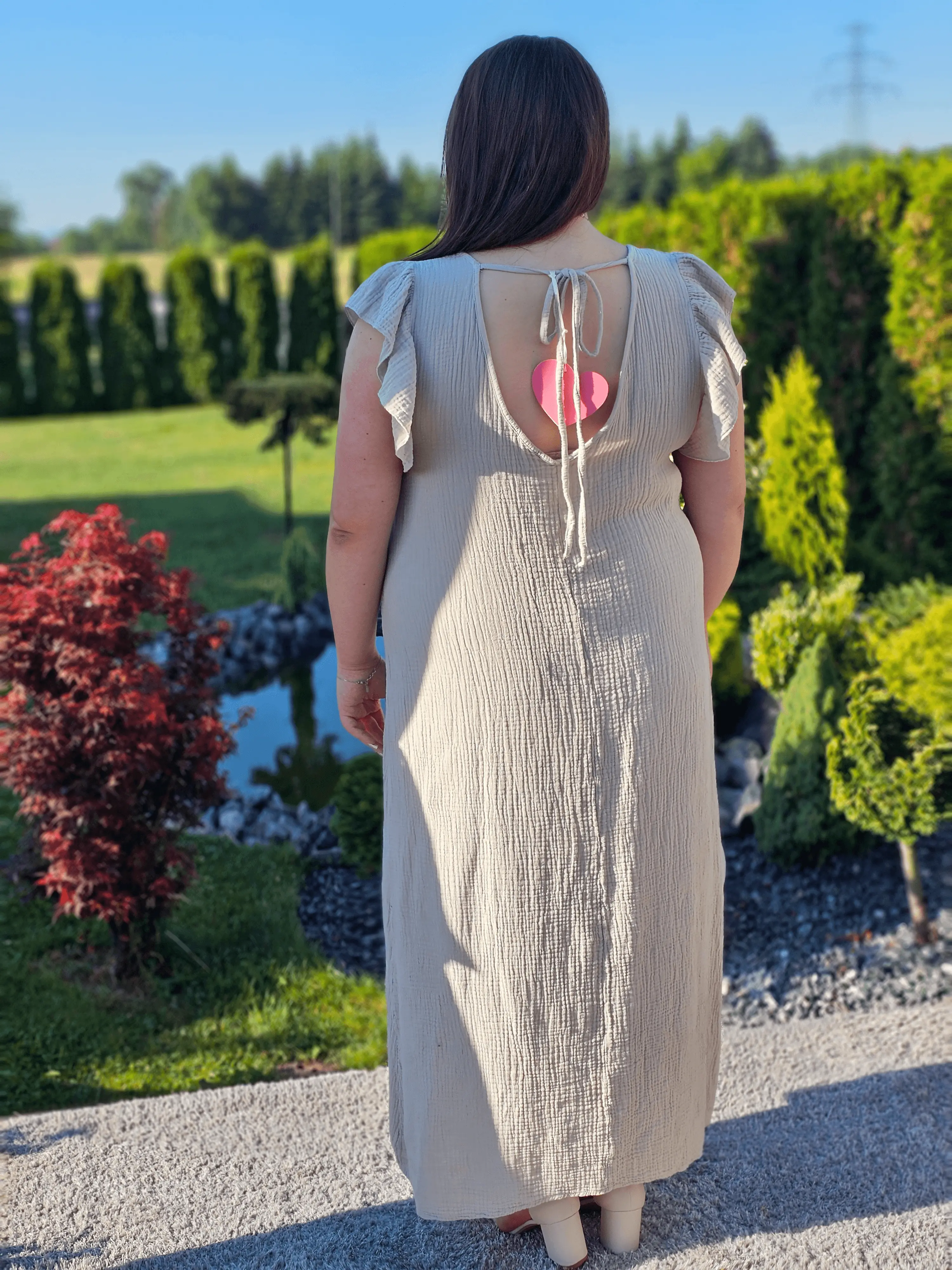 Muślinowa sukienka z falbankami i wiązaniem na plecach Stylowa XL