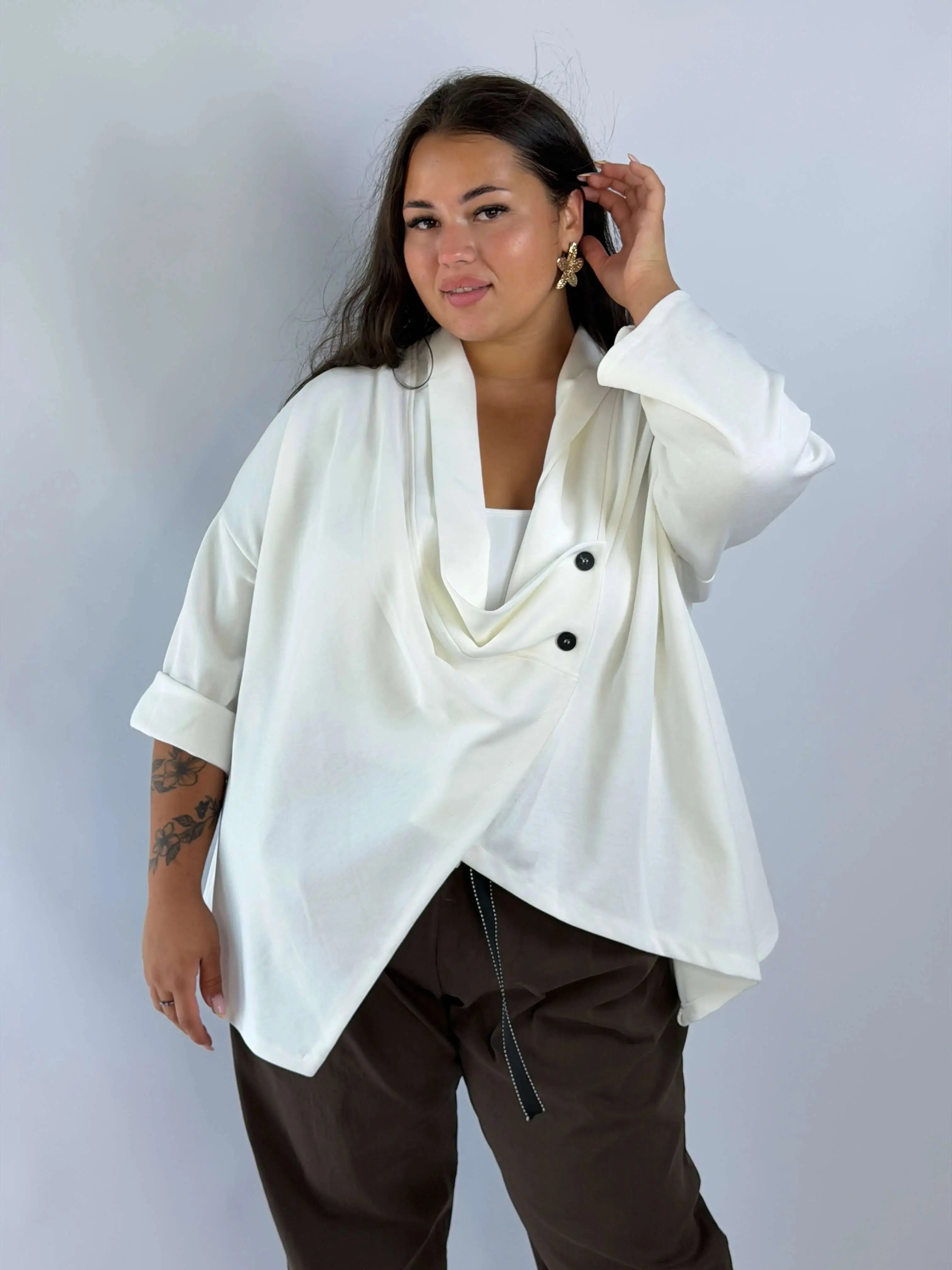 Narzutka Plus Size z kopertowym przodem – elegancka i wygodna Stylowa XL