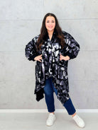 Narzutka oversize z geometrycznym wzorem XXL – modna narzutka plus size Stylowa XL