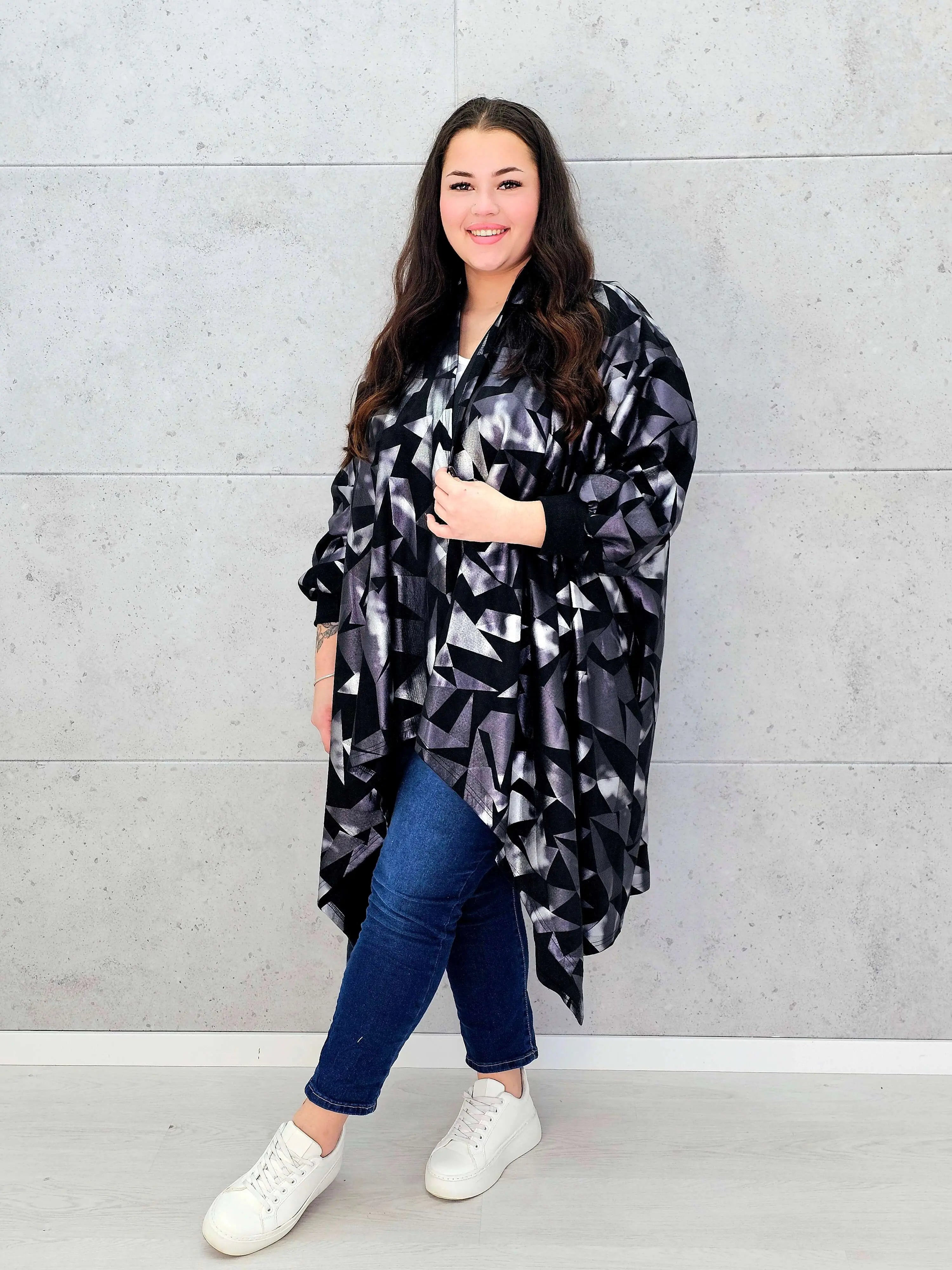 Narzutka oversize z geometrycznym wzorem XXL – modna narzutka plus size Stylowa XL
