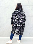 Narzutka oversize z geometrycznym wzorem XXL – modna narzutka plus size Stylowa XL