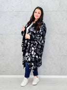 Narzutka oversize z geometrycznym wzorem XXL – modna narzutka plus size Stylowa XL