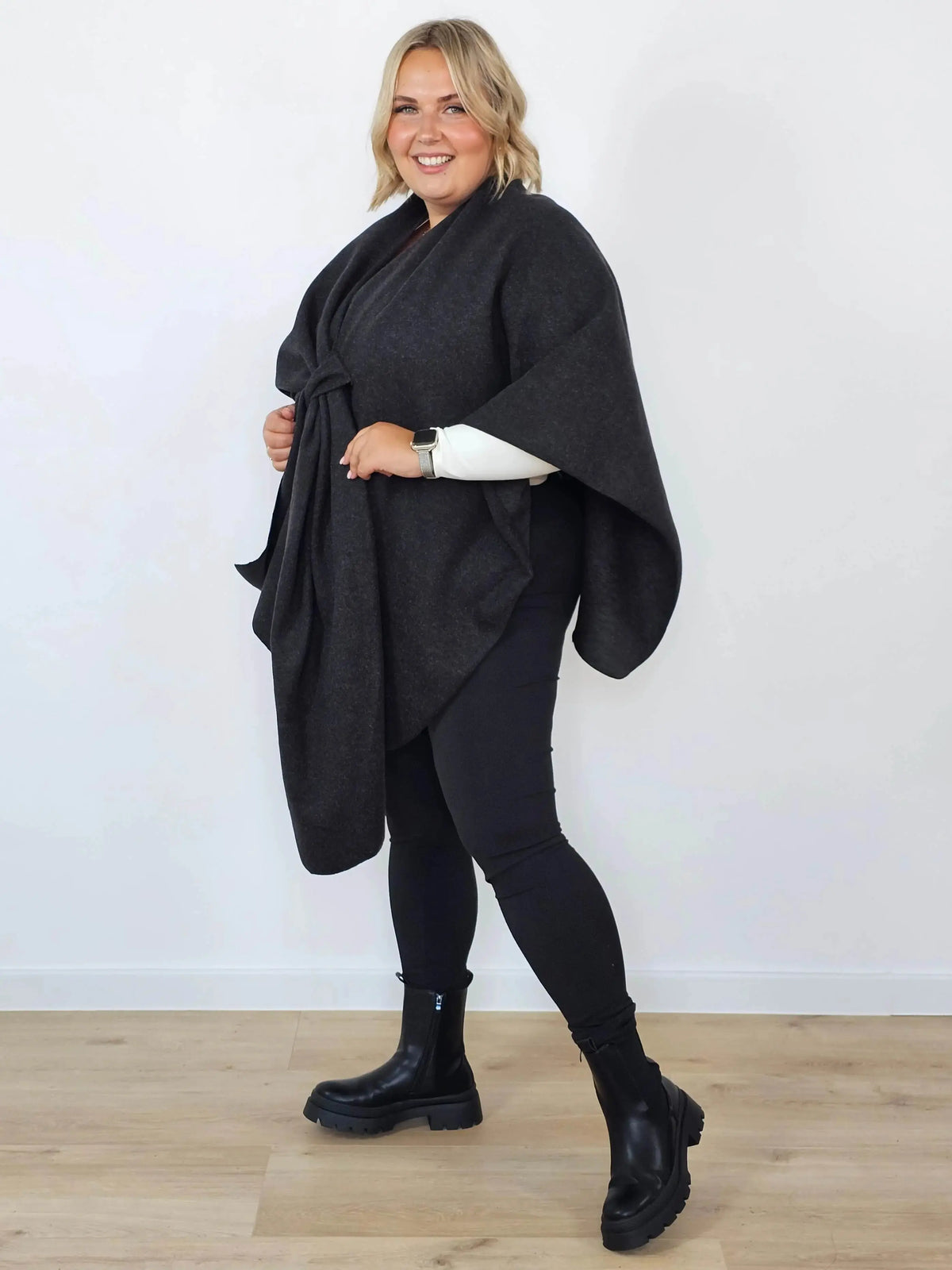 Narzutka plus size z wiązaniem w talii – elegancki fason Stylowa XL