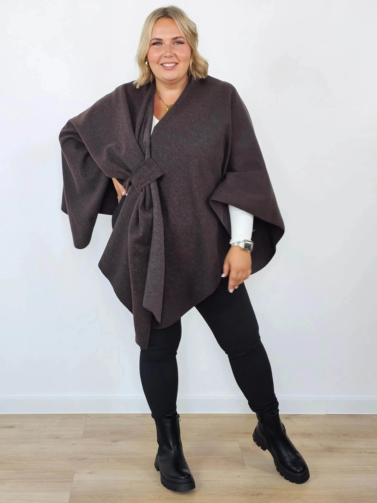 Narzutka plus size z wiązaniem w talii – elegancki fason Stylowa XL