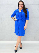 Niebieska sukienka plus size z marszczeniem i guzikami – kobieca i stylowa Stylowa XL. Stylowa XL