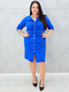 Niebieska sukienka plus size z marszczeniem i guzikami – kobieca i stylowa Stylowa XL. Stylowa XL