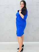 Niebieska sukienka plus size z marszczeniem i guzikami – kobieca i stylowa Stylowa XL. Stylowa XL