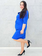 Niebieska sukienka plus size z marszczeniem i guzikami – kobieca i stylowa Stylowa XL. Stylowa XL