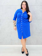 Niebieska sukienka plus size z marszczeniem i guzikami – kobieca i stylowa Stylowa XL. Stylowa XL