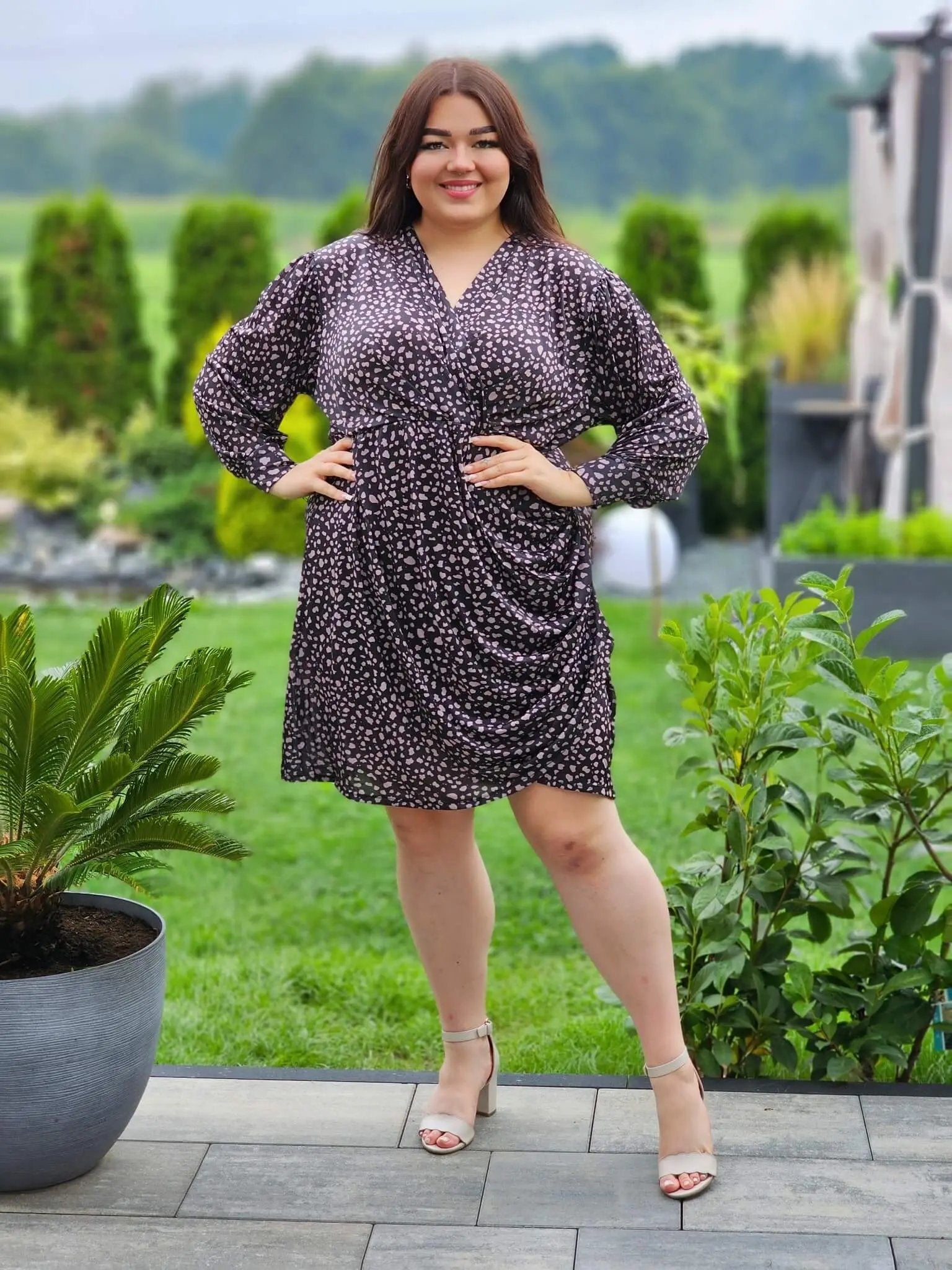 Piękna sukienka marszczona na boku, dekolt kopertowy Stylowa XL