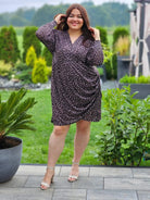 Piękna sukienka marszczona na boku, dekolt kopertowy Stylowa XL