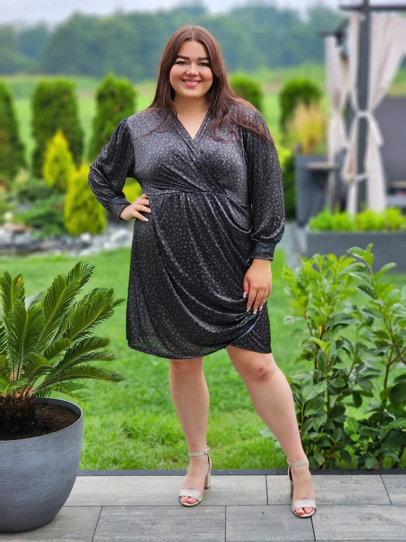 Piękna sukienka po boku marszczona, dekolt kopertowy Stylowa XL