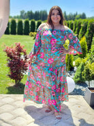 Piękny model sukienki z wzorem po całości Stylowa XL