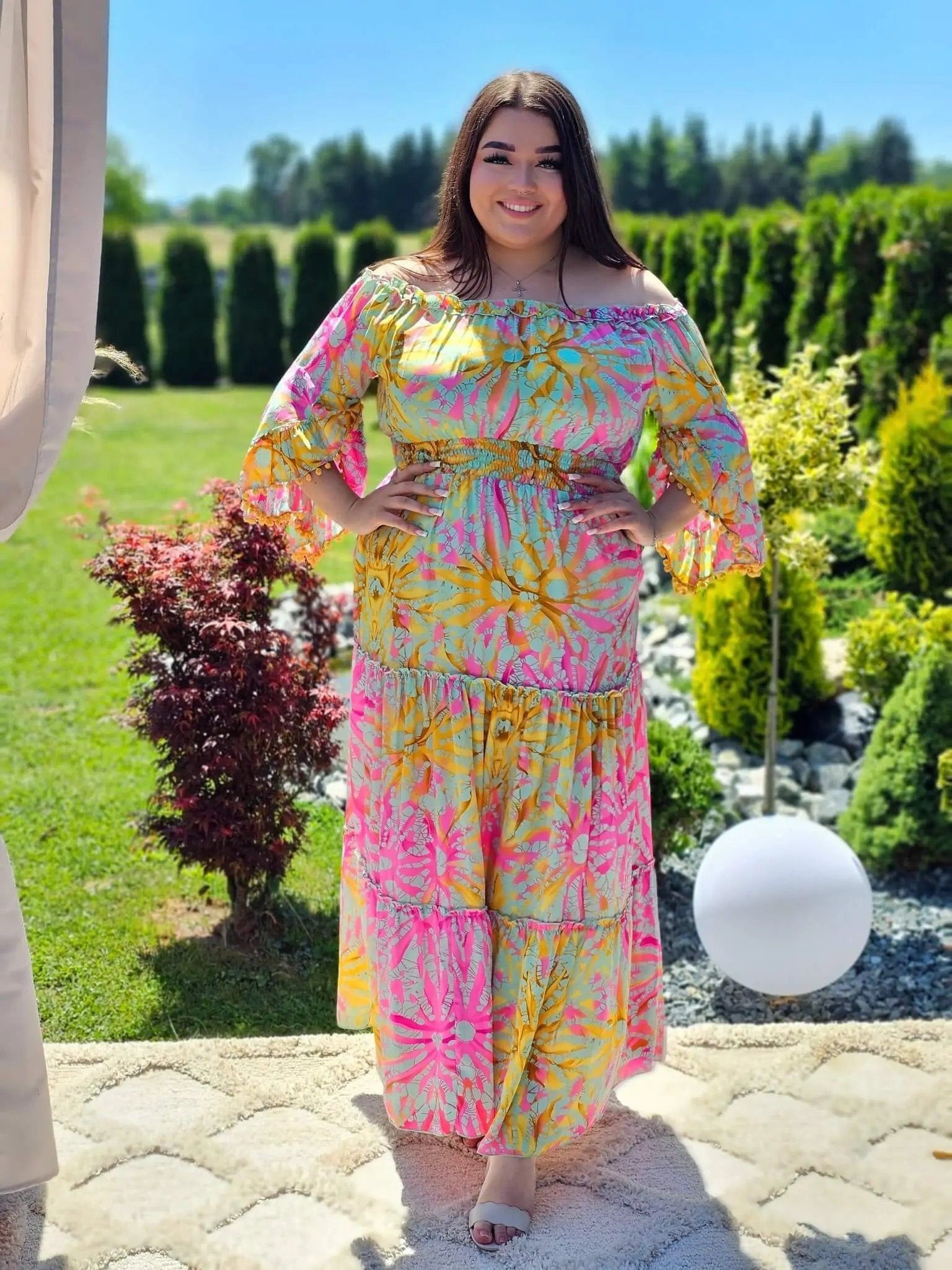 Piękny model sukienki z wzorem po całości Stylowa XL