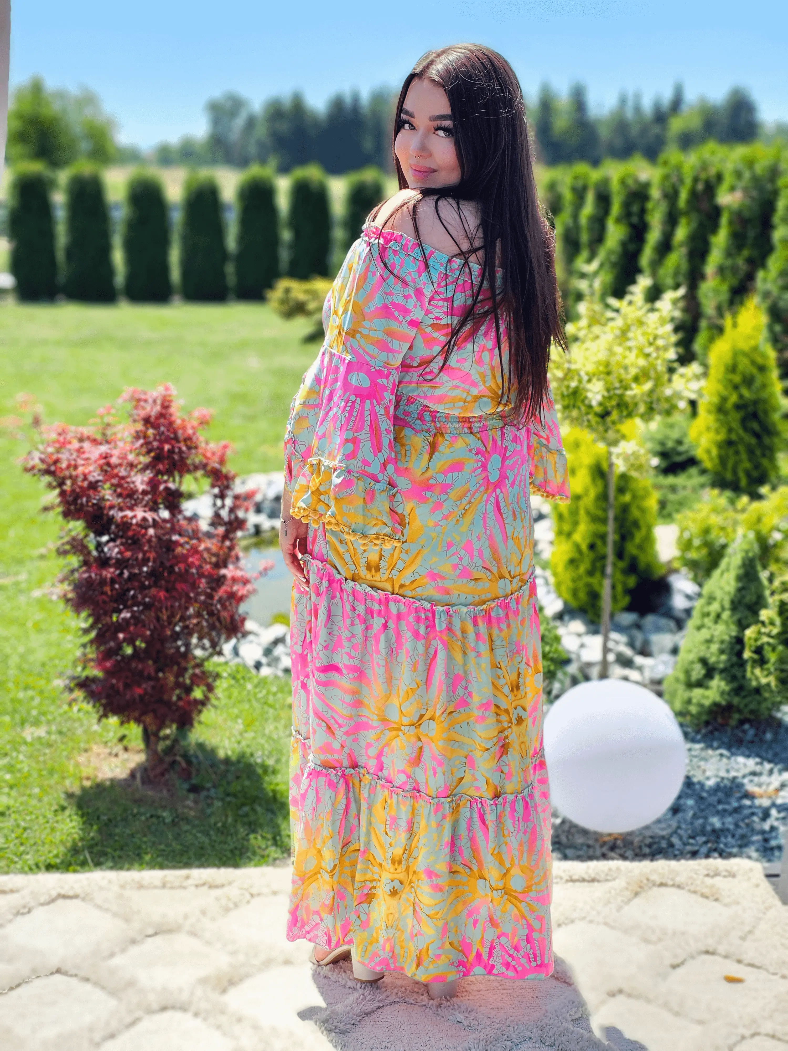 Piękny model sukienki z wzorem po całości Stylowa XL