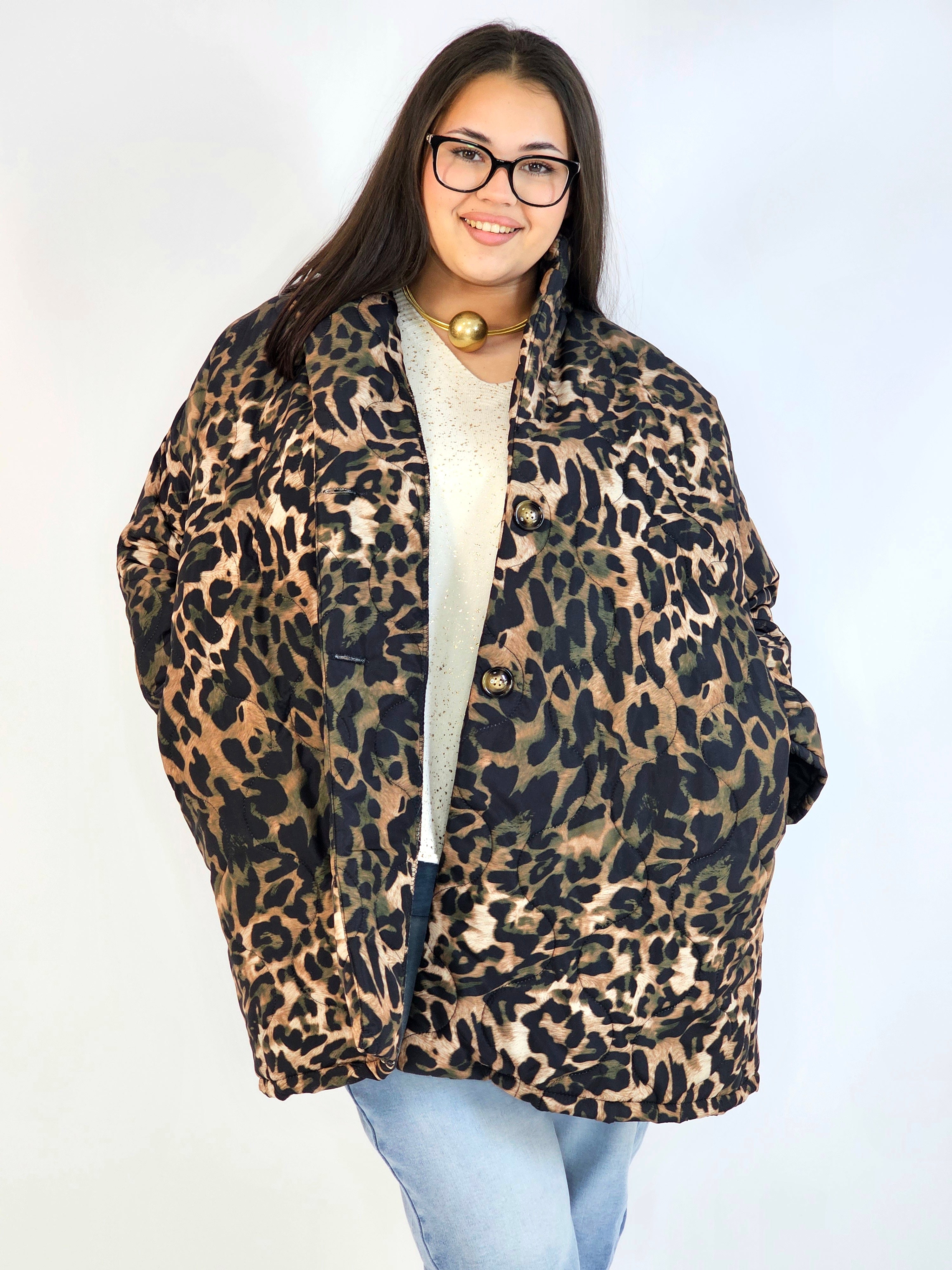 Pikowana kurtka plus size w panterkę – modny akcent na chłodniejsze dni Stylowa XL