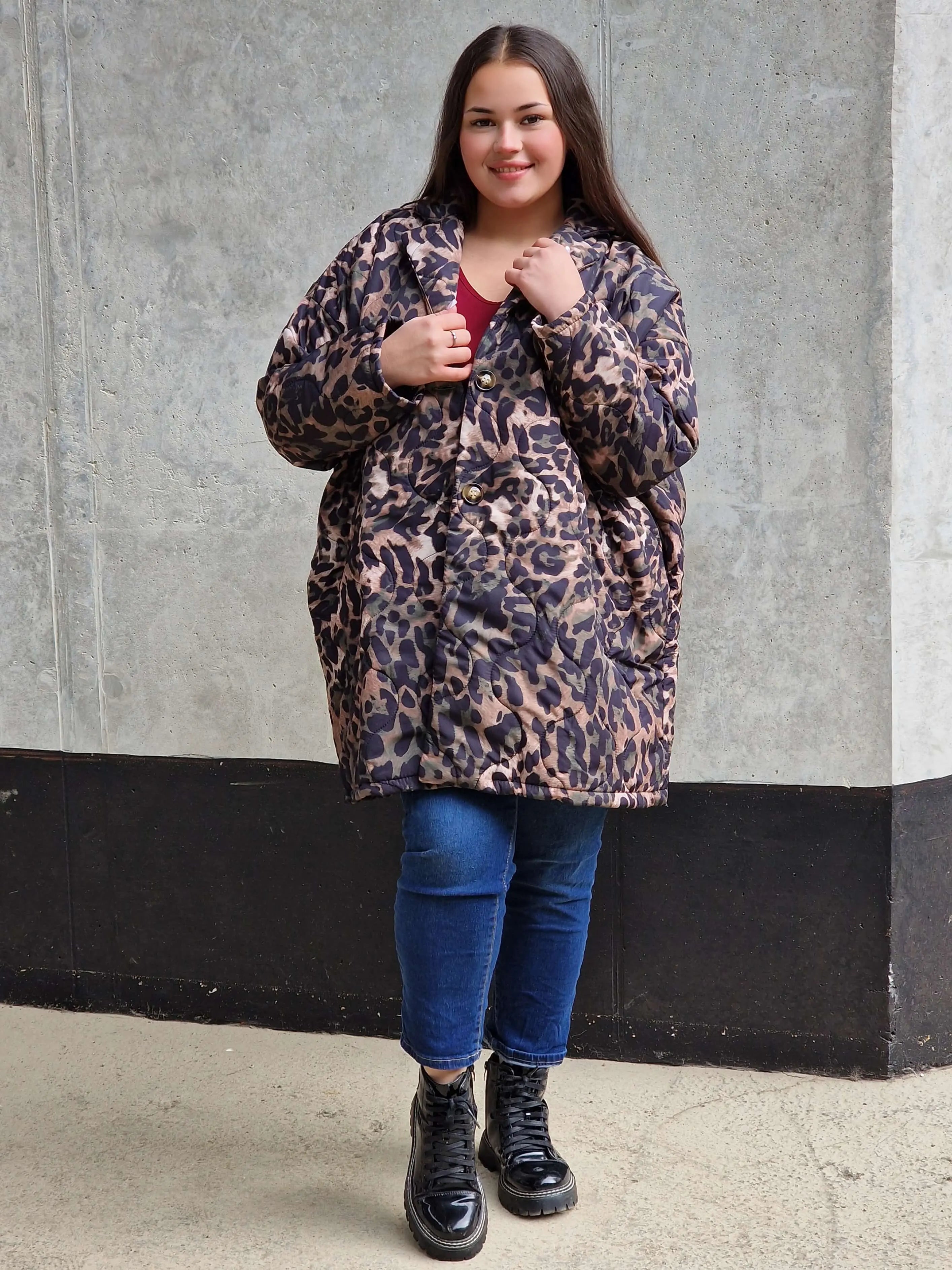 Pikowana kurtka plus size w panterkę – modny akcent na chłodniejsze dni | Stylowa XL Stylowa XL