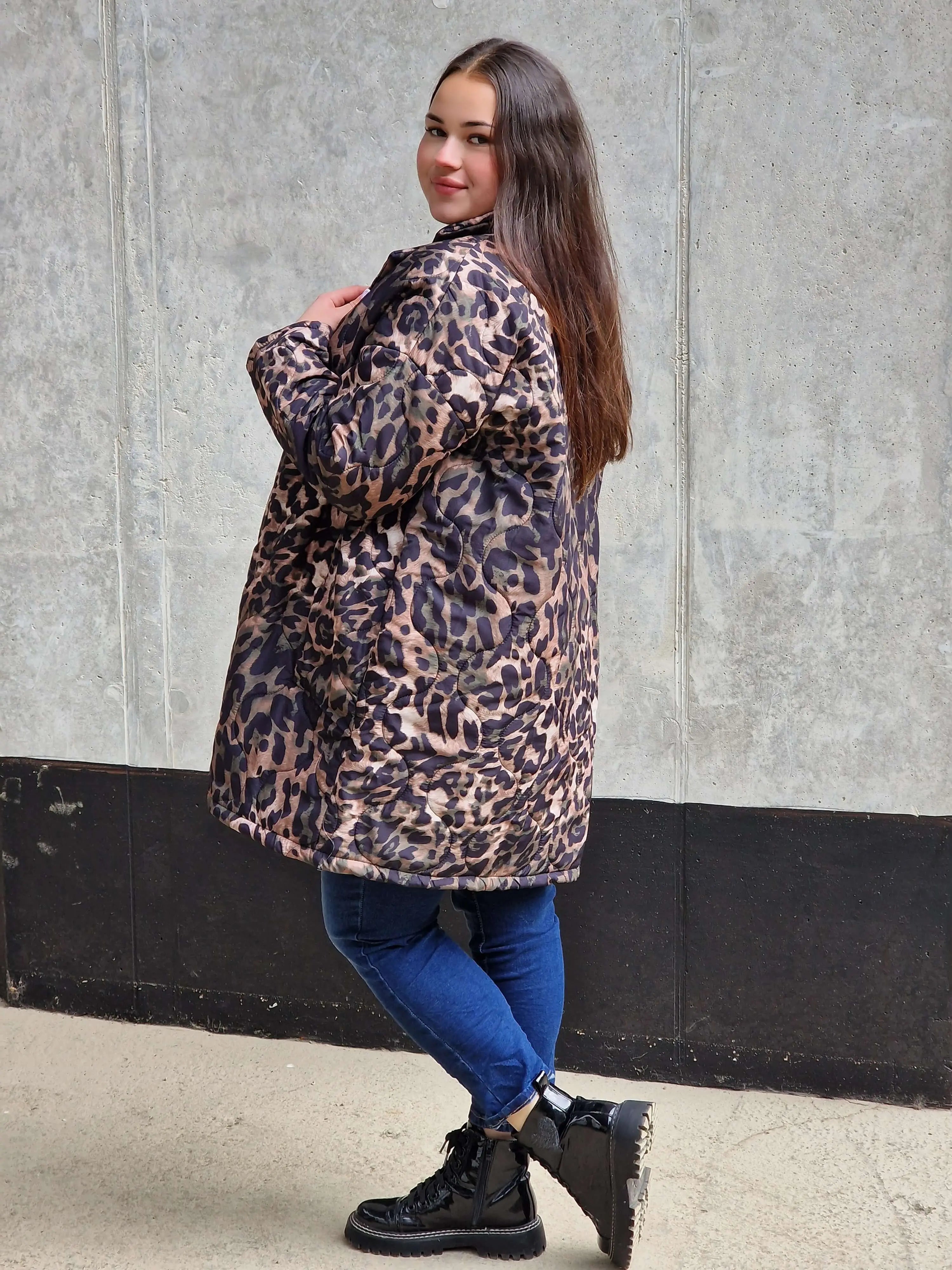 Pikowana kurtka plus size w panterkę – modny akcent na chłodniejsze dni | Stylowa XL Stylowa XL