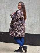 Pikowana kurtka plus size w panterkę – modny akcent na chłodniejsze dni | Stylowa XL Stylowa XL