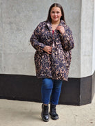 Pikowana kurtka plus size w panterkę – modny akcent na chłodniejsze dni | Stylowa XL Stylowa XL