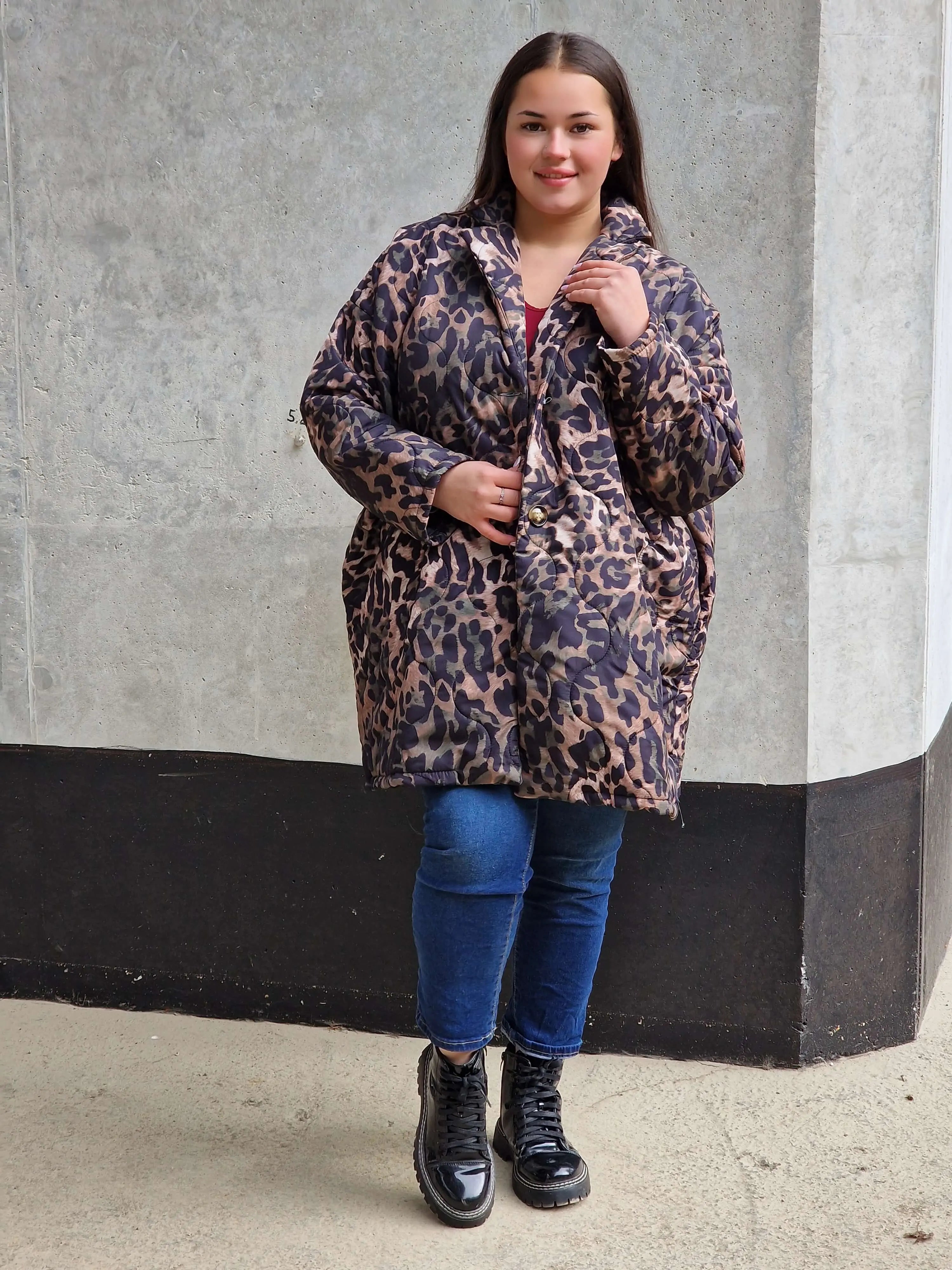 Pikowana kurtka plus size w panterkę – modny akcent na chłodniejsze dni | Stylowa XL Stylowa XL