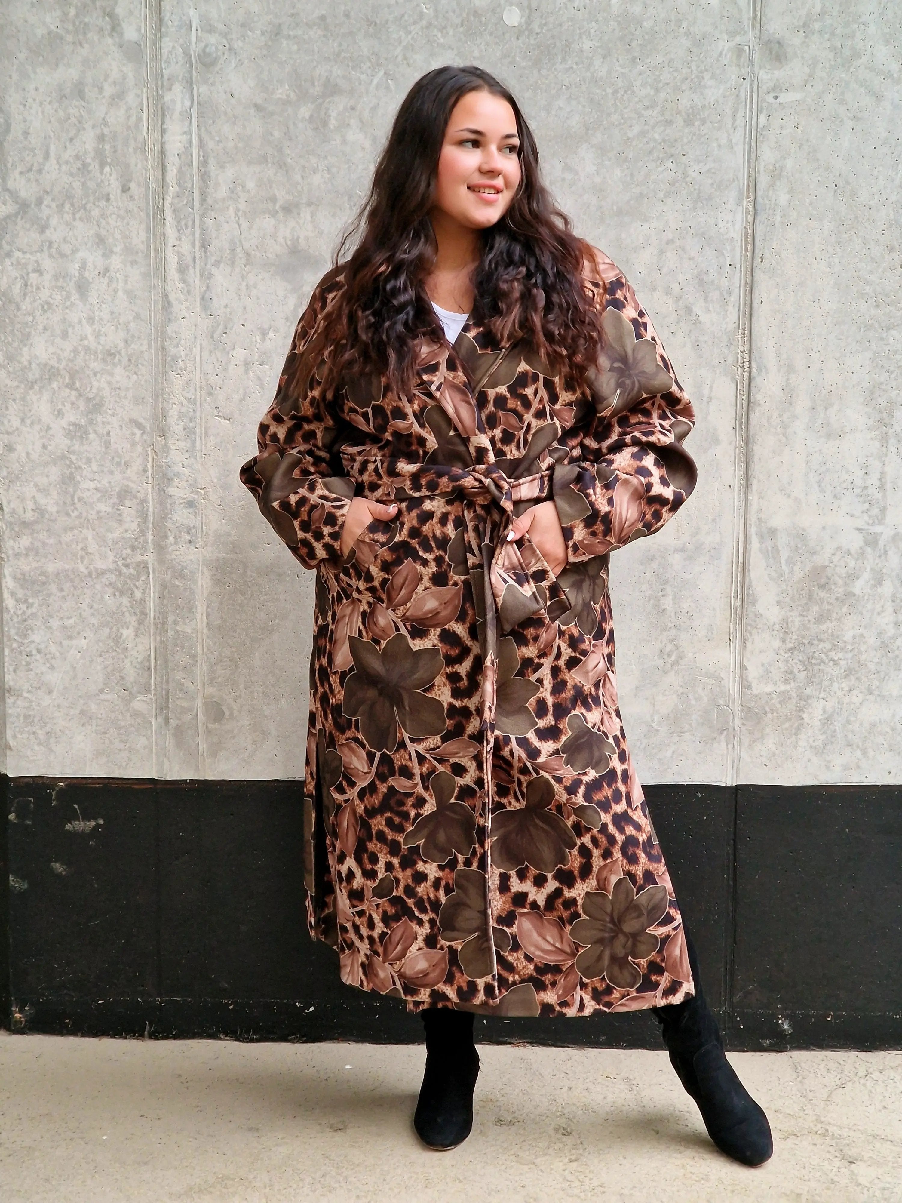 Płaszcz damski w kwiatowy wzór i panterkę Stylowa XL