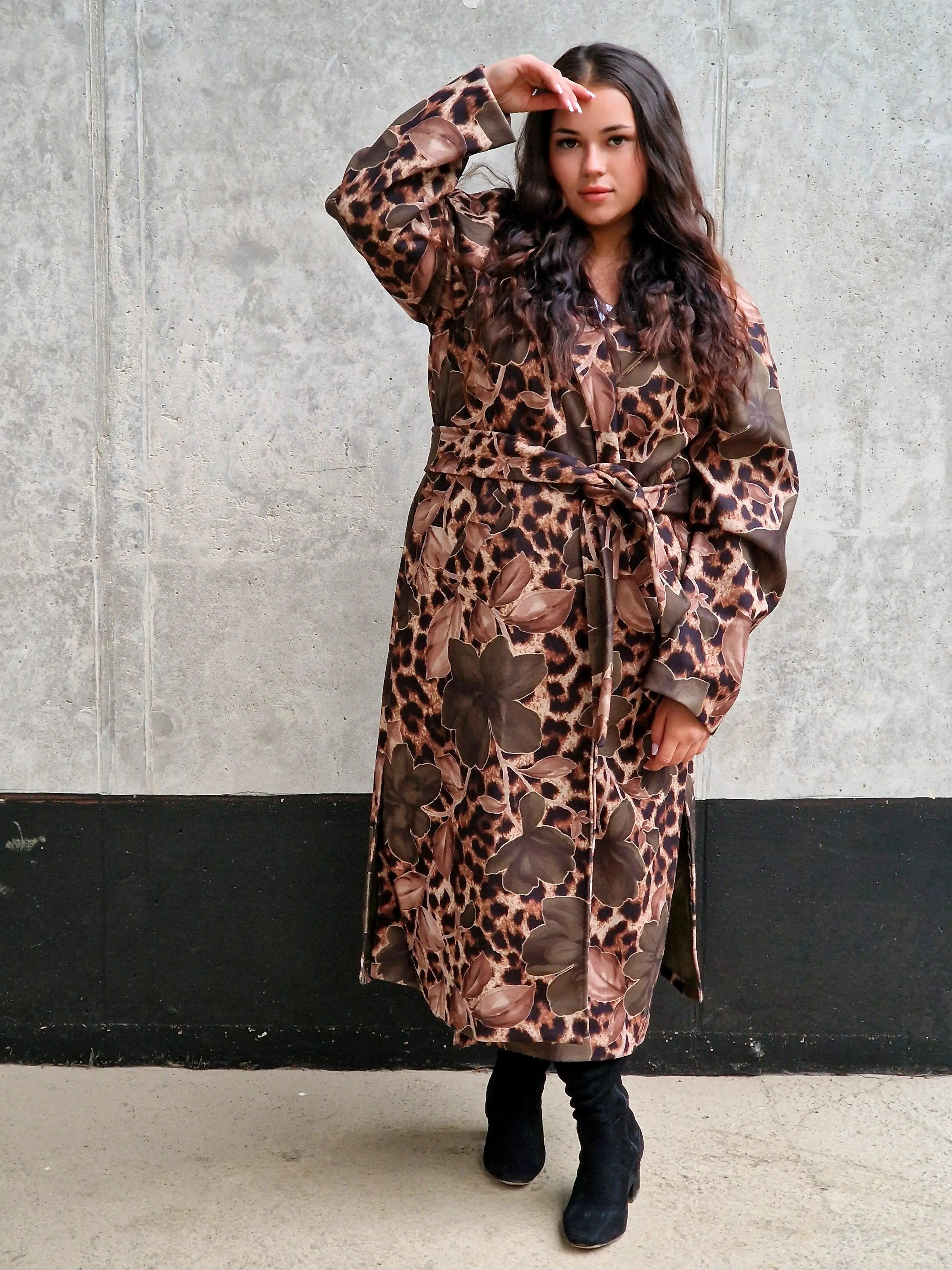 Płaszcz damski w kwiatowy wzór i panterkę Stylowa XL