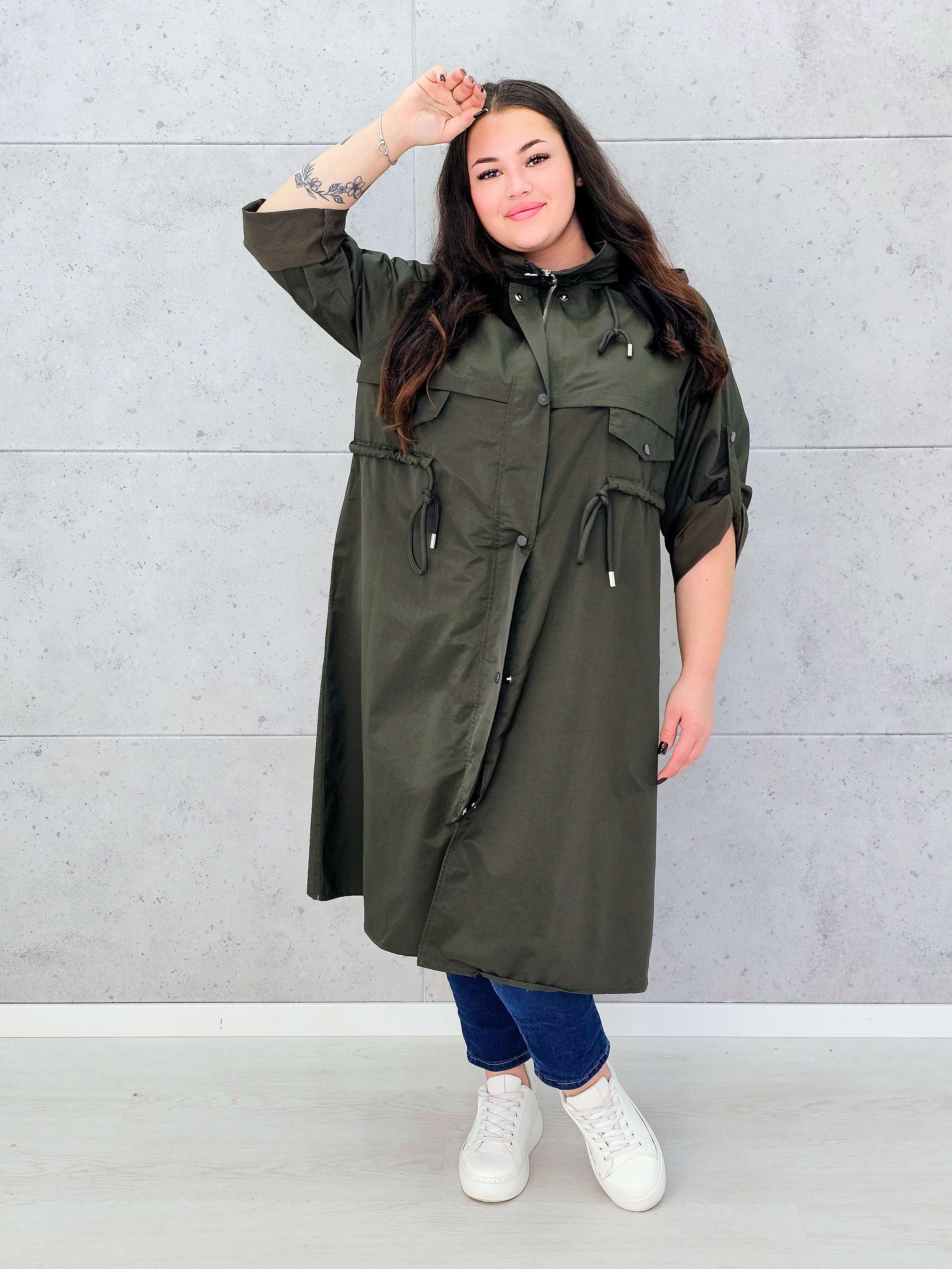 Płaszcz damski z kapturem – lekkość i styl w modzie plus size Stylowa XL