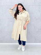 Płaszcz damski z kapturem – lekkość i styl w modzie plus size Stylowa XL