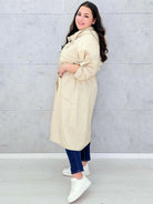 Płaszcz damski z kapturem – lekkość i styl w modzie plus size Stylowa XL