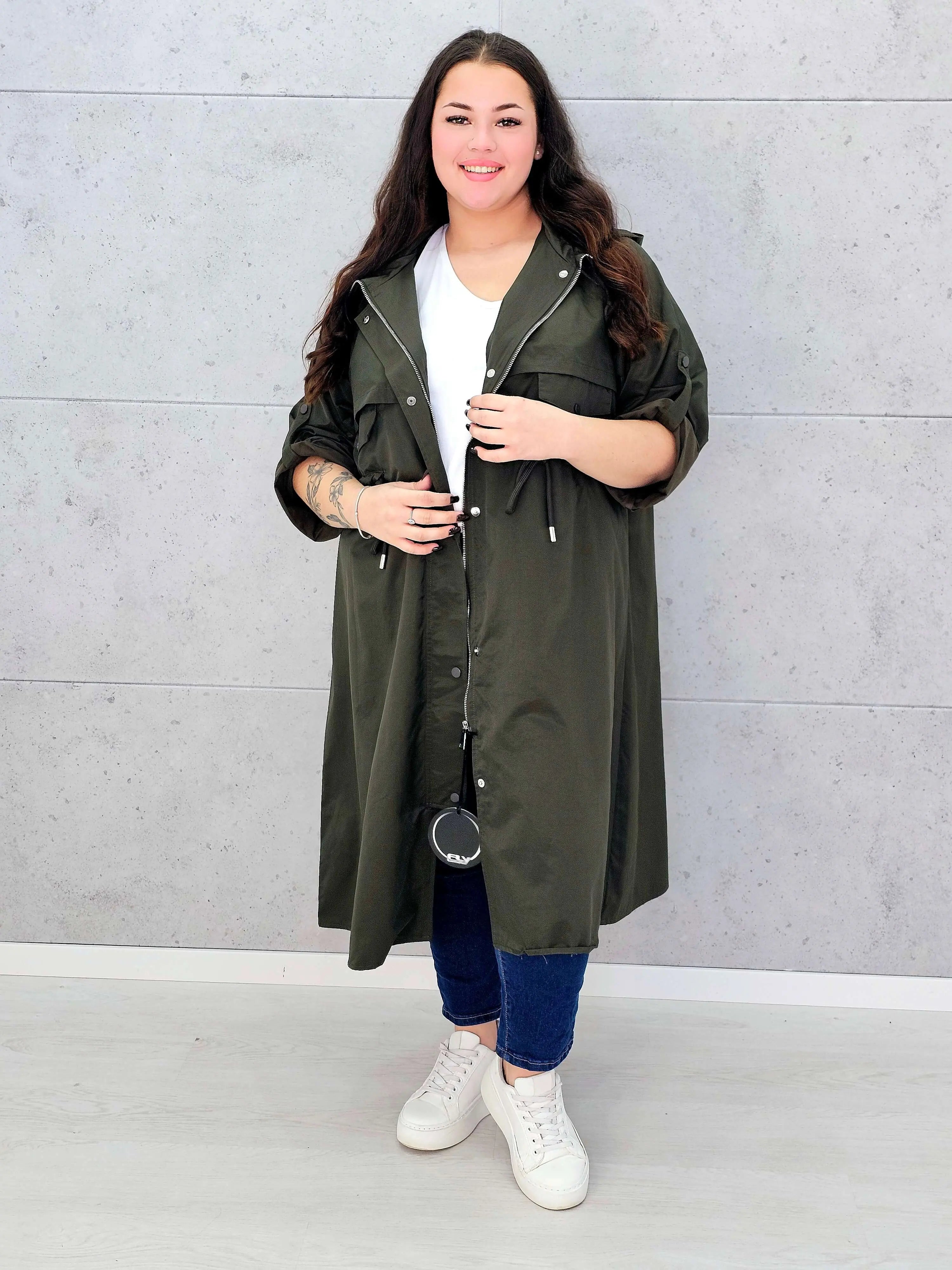 Płaszcz damski z kapturem – lekkość i styl w modzie plus size Stylowa XL