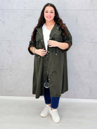 Płaszcz damski z kapturem – lekkość i styl w modzie plus size Stylowa XL