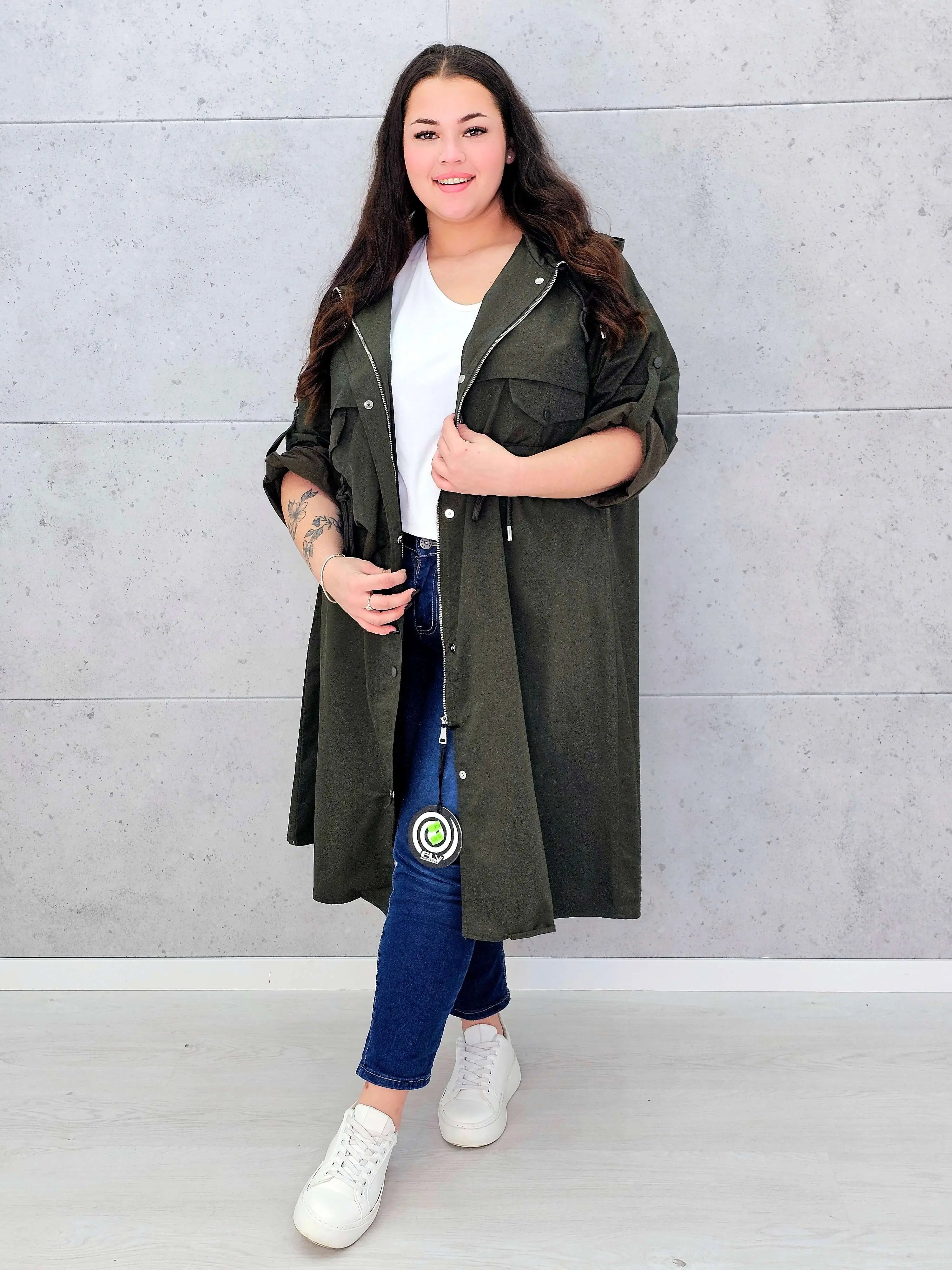 Płaszcz damski z kapturem – lekkość i styl w modzie plus size Stylowa XL