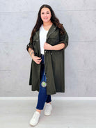 Płaszcz damski z kapturem – lekkość i styl w modzie plus size Stylowa XL