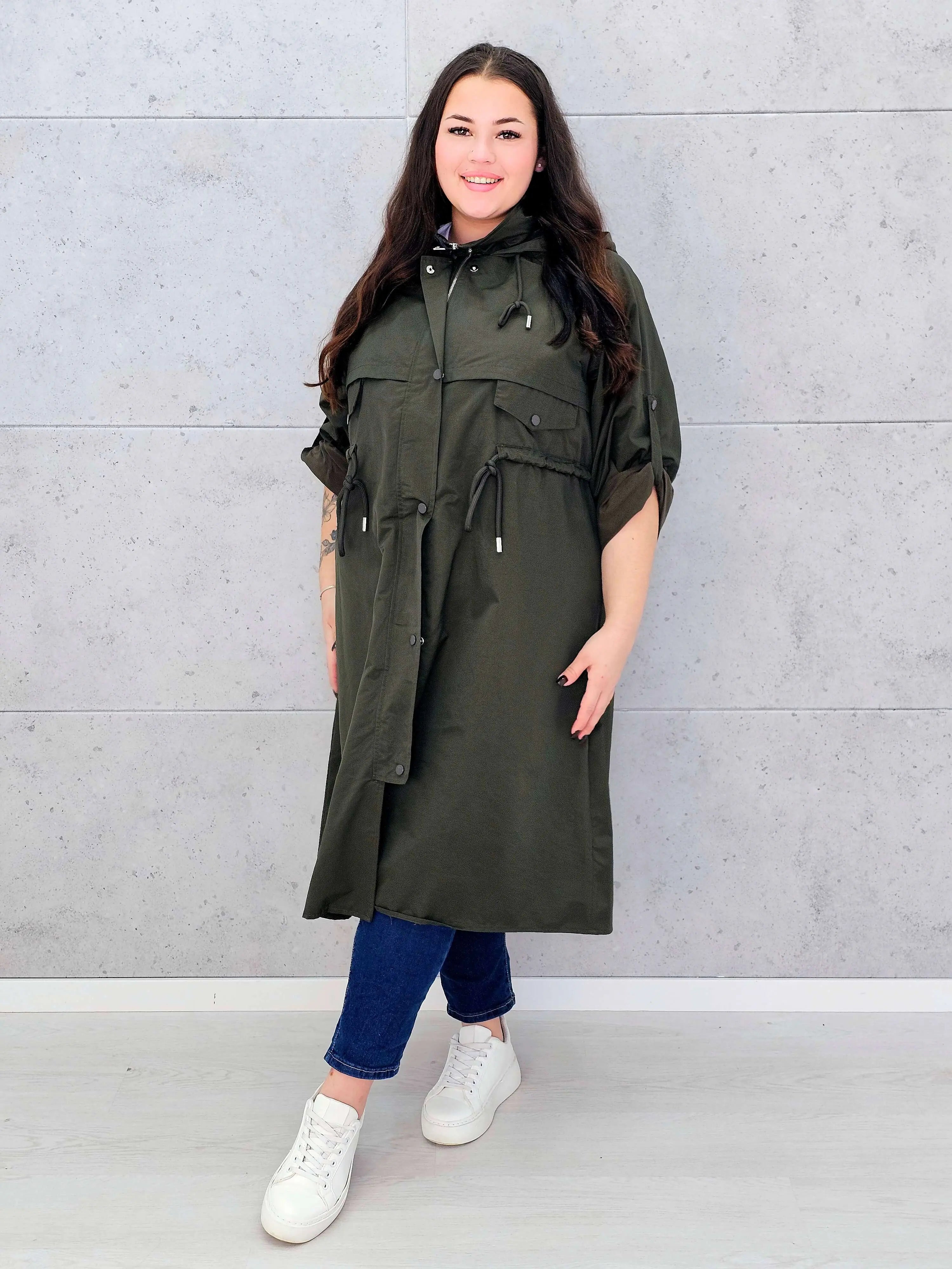 Płaszcz damski z kapturem – lekkość i styl w modzie plus size Stylowa XL