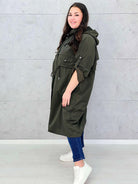 Płaszcz damski z kapturem – lekkość i styl w modzie plus size Stylowa XL