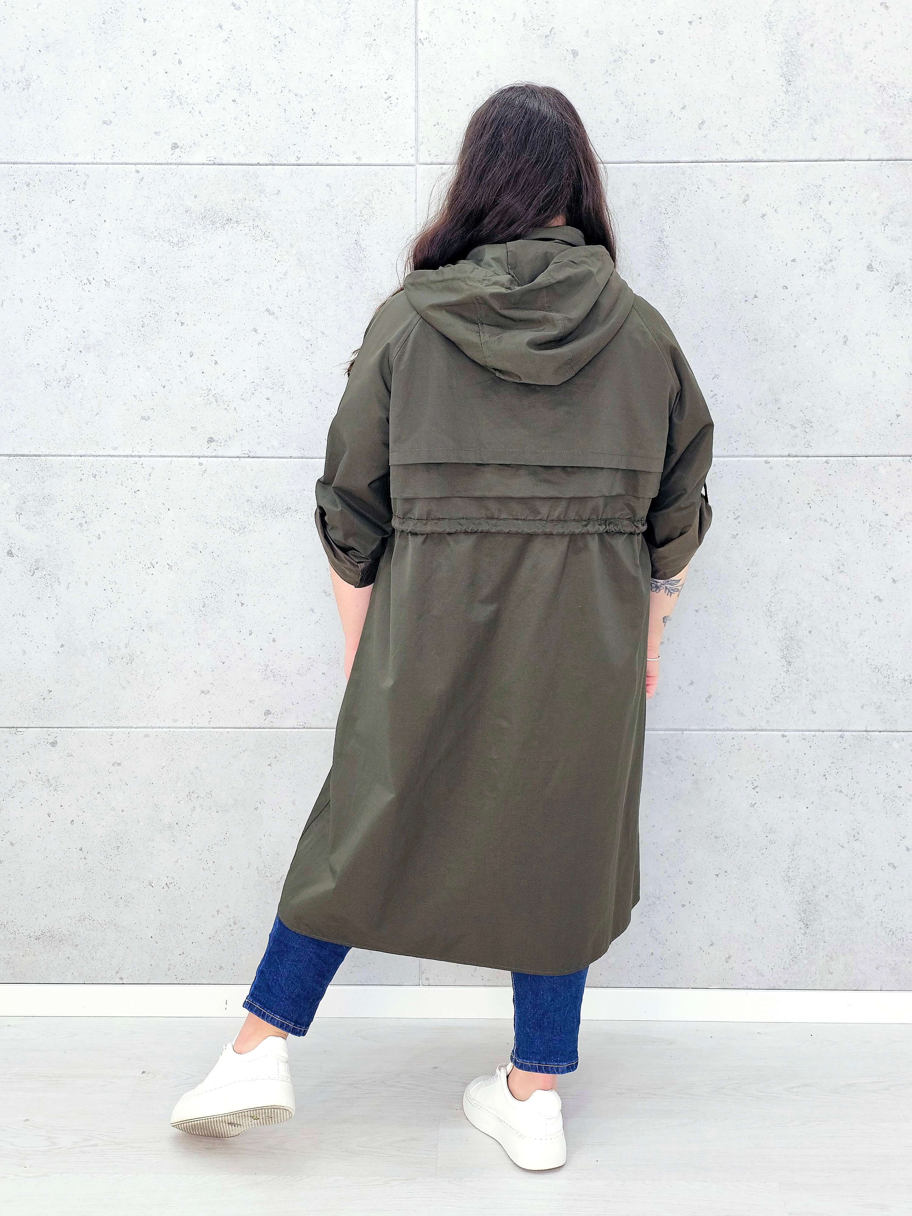 Płaszcz damski z kapturem – lekkość i styl w modzie plus size Stylowa XL