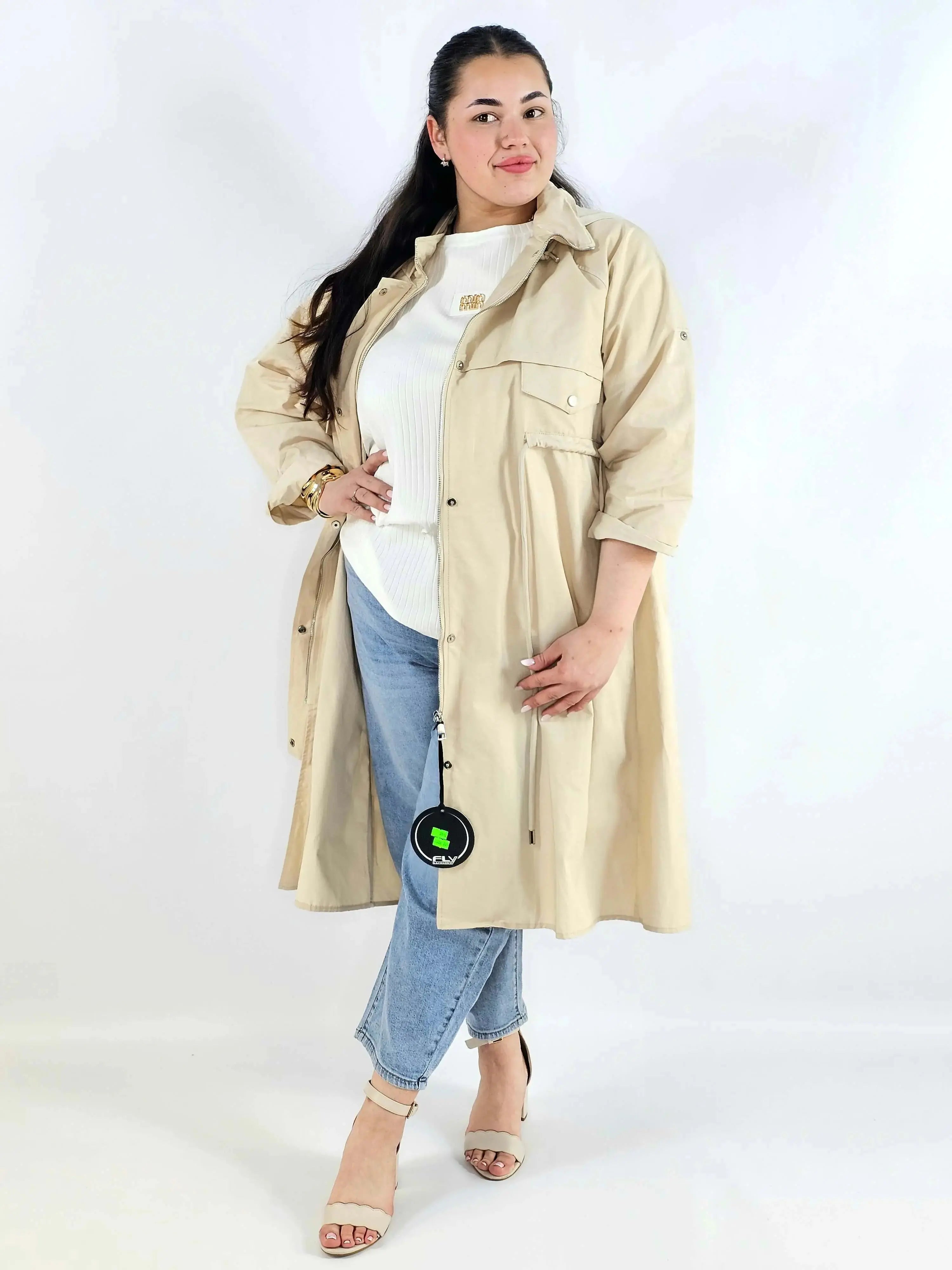 Płaszcz damski z kapturem – lekkość i styl w modzie plus size Stylowa XL