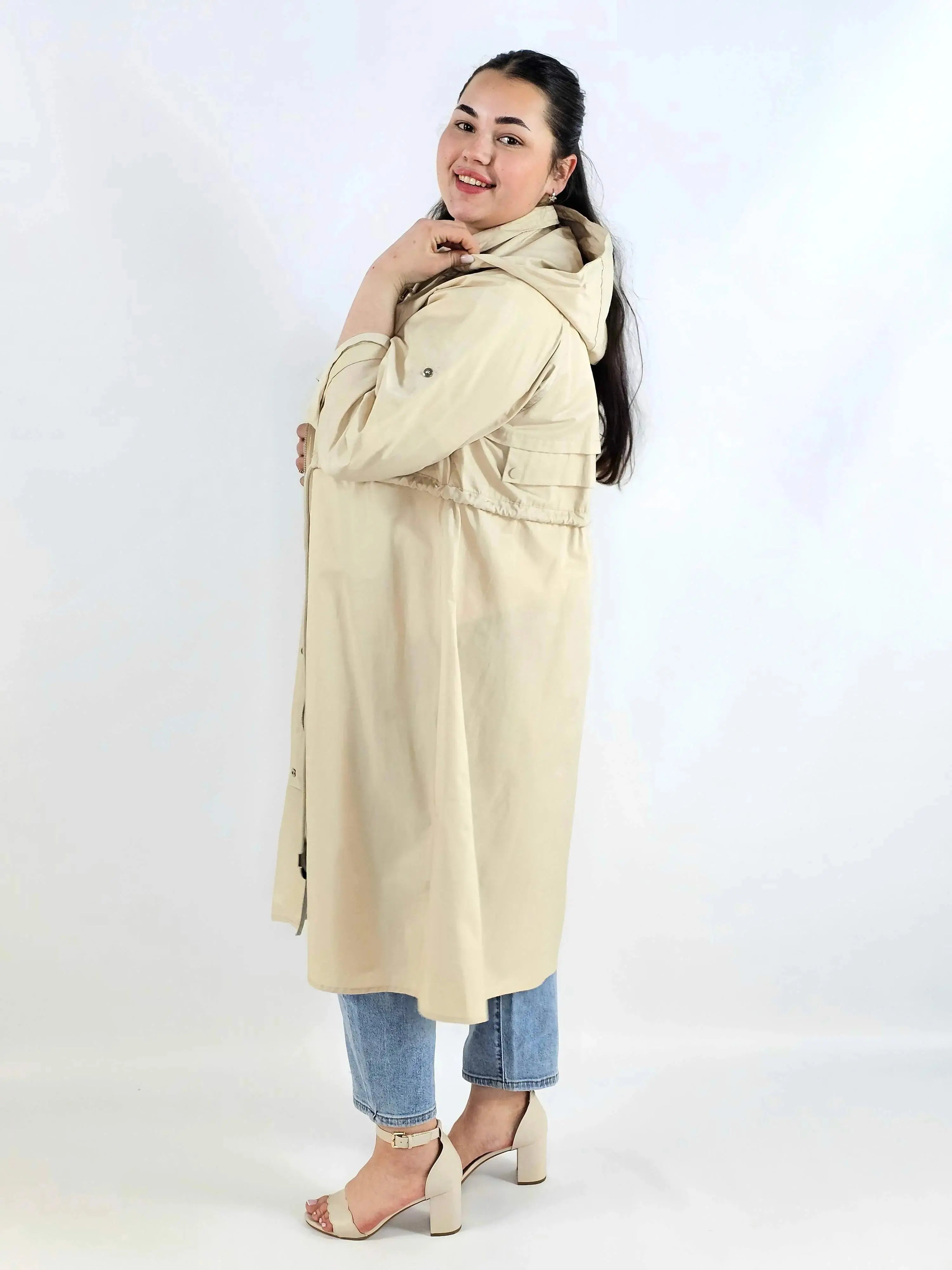 Płaszcz damski z kapturem – lekkość i styl w modzie plus size Stylowa XL