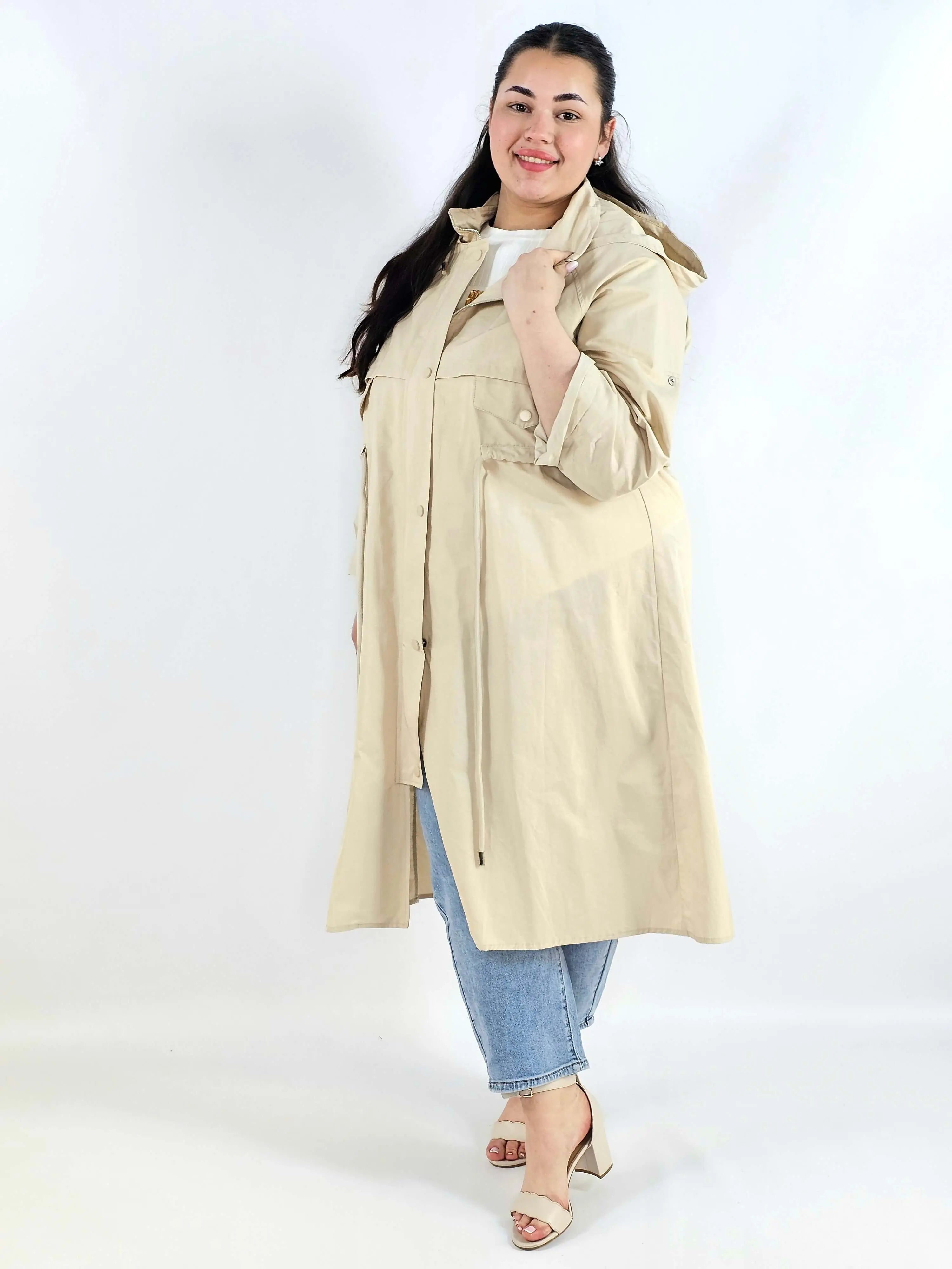 Płaszcz damski z kapturem – lekkość i styl w modzie plus size Stylowa XL